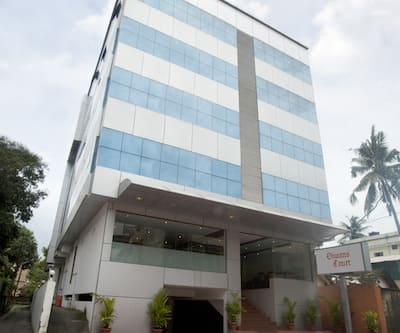 https://imgcld.yatra.com/ytimages/image/upload/t_hotel_yatra_city_desktop/v1435222399/Domestic Hotels/Hotels_Ernakulam/diwas court/FRONT VIEW.jpg